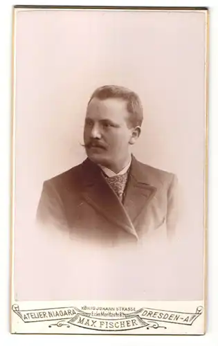 Fotografie Max Fischer, Dresden-A, Portrait Herr mit Oberlippenbart