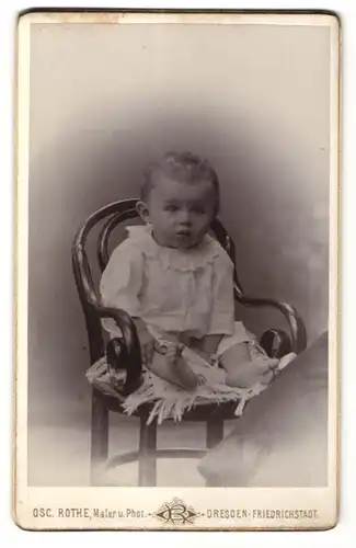 Fotografie Osc. Rothe, Dresden-Friedrichstadt, Portrait Kleinkind in Leibchen