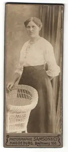 Fotografie Samson & Co., Magdeburg, Portrait Dame in zeitgenöss. Kleidung