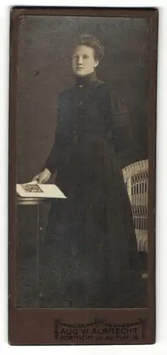 Fotografie Aug. W. Albrecht, Northeim, Portrait Dame in schwarzem Kleid