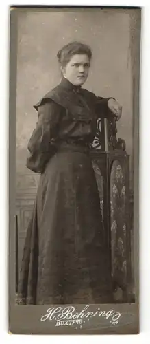 Fotografie H. Behning, Buxtehude, Portrait Fräulein in Kleid