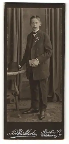 Fotografie A. Birkholz, Berlin-O, Portrait Knabe in festlichem Anzug