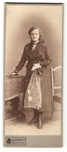 Fotografie A. Wertheim, Berlin, Portrait Mädchen in festlicher Kleidung