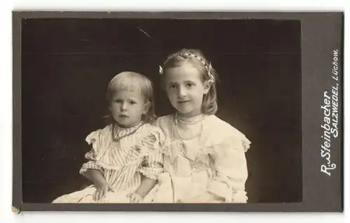 Fotografie R. Steinbacher, Salzwedel, Portrait Mädchen und kleine Schwester
