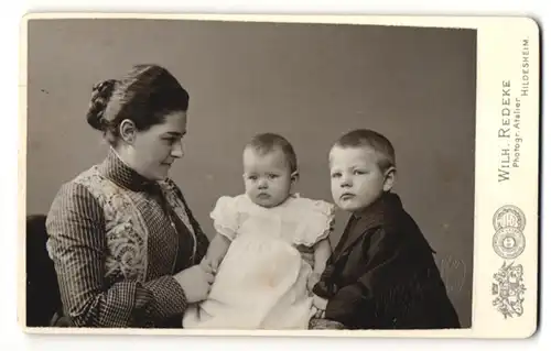 Fotografie Wilh. Redeke, Hildesheim, Portrait Mutter und zwei kleine Kinder