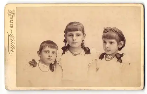 Fotografie Atelier Müller, Rochlitz, Portrait drei kleine Mädchen, Schwestern