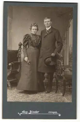 Fotografie Aug. Binder, Ebingen, Portrait junges Paar in feierlicher Kleidung