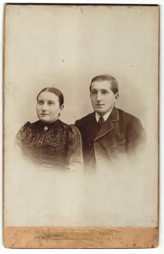 Fotografie D. F. Lübeck, Ansbach, Portrait junges Paar in zeitgenöss. Kleidung