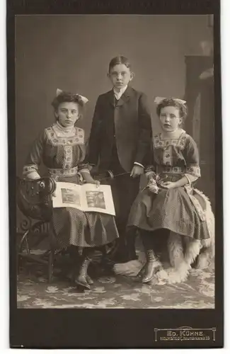 Fotografie Ed. Kühne, Helmstedt, Portrait zwei Mädchen und Knabe, Geschwister