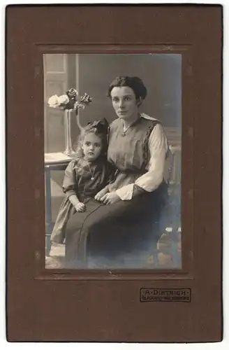 Fotografie A. Dietrich, Glauchau-Waldenburg, Portrait Mutter und kleine Tochter