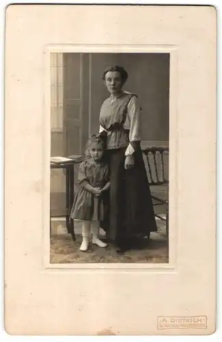 Fotografie A. Dietrich, Glauchau-Waldenburg, Portrait junge Frau mit kleiner Tochter
