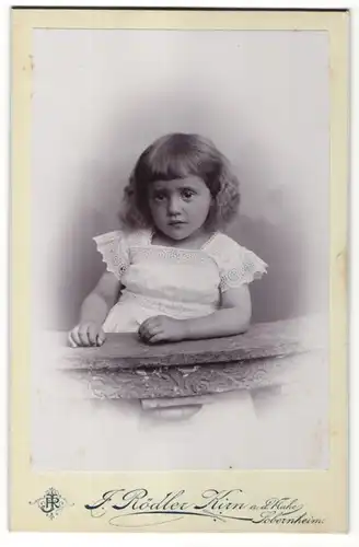 Fotografie J. Rödler, Kirn a. d. Nahe / Sobernheim, Portrait kleines blondes Mädchen
