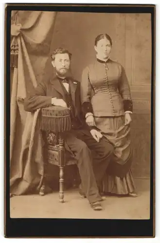 Fotografie unbekannter Fotograf und Ort, Portrait junges Paar in zeitgenöss. Kleidung