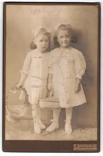Fotografie E. Brockhaus, Gardelegen, Portrait zwei kleines Mädchen in festlicher Kleidung