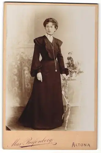 Fotografie Max Reifenberg, Hamburg-Altona, Portrait Dame in eleganter Garderobe