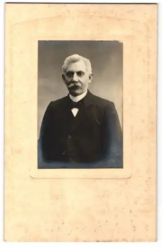 Fotografie Jos. Kröth, Andernach, Portrait Herr in Anzug