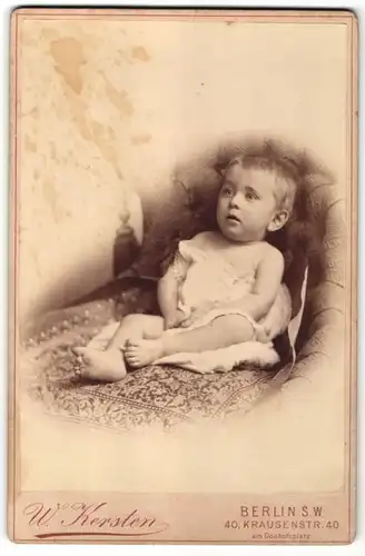 Fotografie W. Kersten, Berlin-SW, Portrait Kleinkind in Leibchen