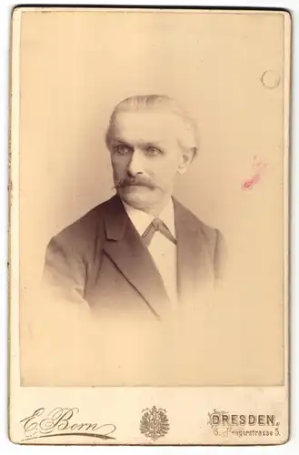 Fotografie E. Born, Dresden, Portrait Herr mit zurückgekämmtem Haar und Oberlippenbart