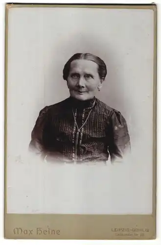 Fotografie Max Heine, Leipzig-Gohlis, Portrait betagte Dame mit traditioneller Frisur