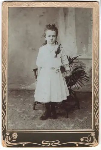 Fotografie unbekannter Fotograf und Ort, Portrait kleines Mädchen in festlichem Kleid