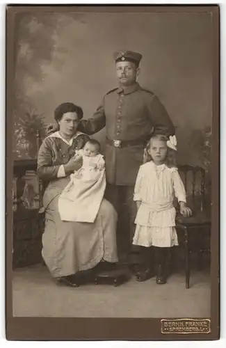 Fotografie Bernh. Franke, Spremberg, Portrait Soldat mit Familie