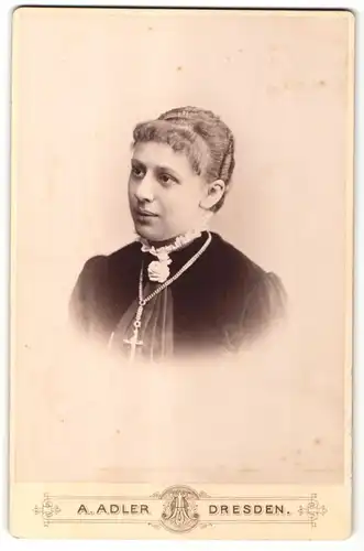 Fotografie A. Adler, Dresden, Portrait junge Frau mit zusammengebundenem Haar