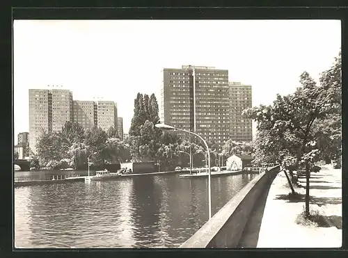 AK Berlin, Blick auf die Hochhäuser an der Fischerinsel mit Schleuse