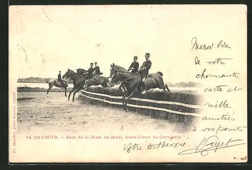 AK Saumur, Saut de la Haie au Breil, Sous-Lieut de Cavalerie, Soldaten überwinden mit ihren Pferden ein Hindernis