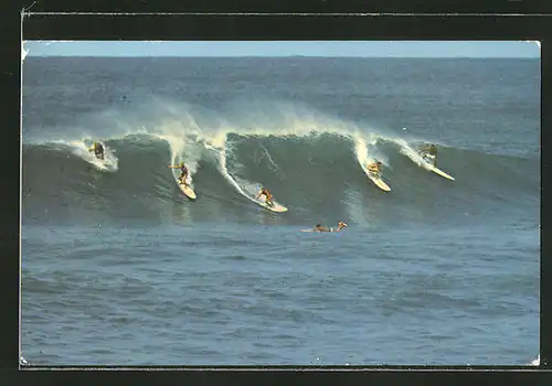 AK Hawaii, Surfer reiten die grosse Welle