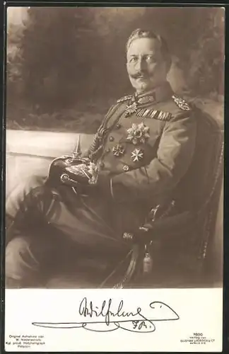 AK Kaiser Wilhelm II. in Uniform mit Pickelhaube im Sitzen