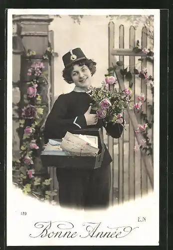 AK Briefträger mit Tasche und Blumen, Neujahrsgruss