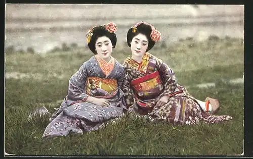 AK zwei Japanerinnen in Kimonos auf Wiese, Geishas