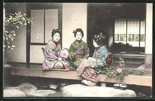 AK Drei junge Japanerinnen in Kimonos, Geishas