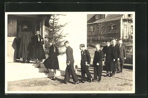 Foto-AK Fichtelberg, Kinder gehen zur Konfirmation 1955
