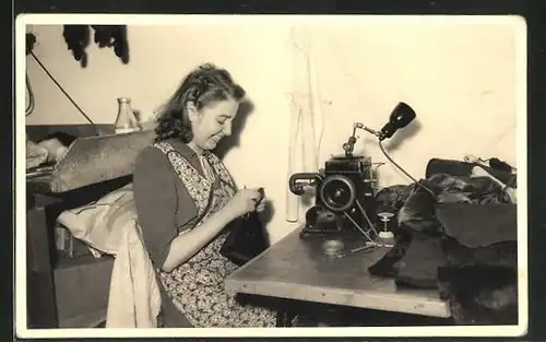 Foto-AK Frau arbeitet an der Nähmaschine
