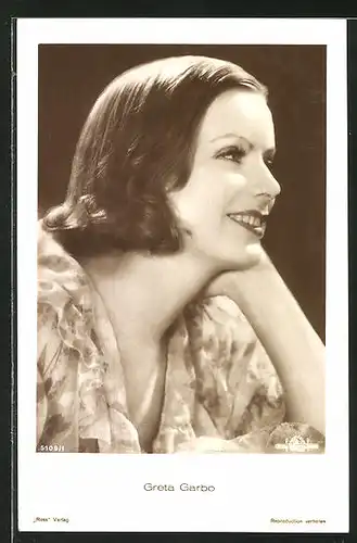 AK Schauspielerin Greta Garbo lächelnd