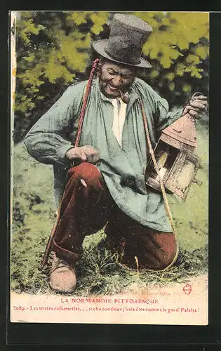 AK Mann mit einem schwarzem Hut beim rauchen einer Pfeife