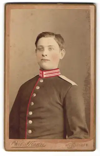 Fotografie Carl Maeter, Potsdam, Portrait Garde-Soldat in Uniform, coloriert