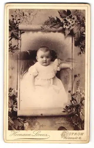 Fotografie Herm. Lorenz, Güstrow, Fotomontage - Baby im Taufkleid