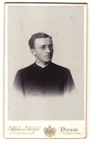 Fotografie Alphons Adolph, Passau, Portrait Priester mit Brille