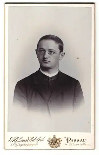 Fotografie Alphons Adolph, Passau, Portrait Priester mit Brille
