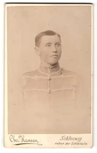 Fotografie Chr. Hansen, Schleswig, Portrait junger Husar in Uniform
