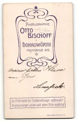 Fotografie Otto Bischoff, Donauwörth, Edeldame mit Hut beim Stricken