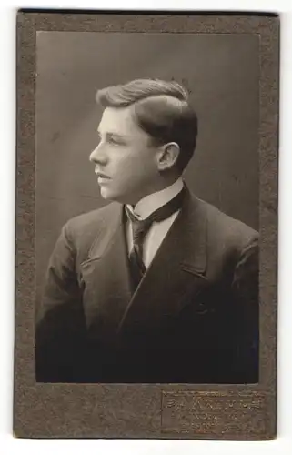 Fotografie A. Krumm, Mindelheim, Profilportrait junger Herr in Anzug