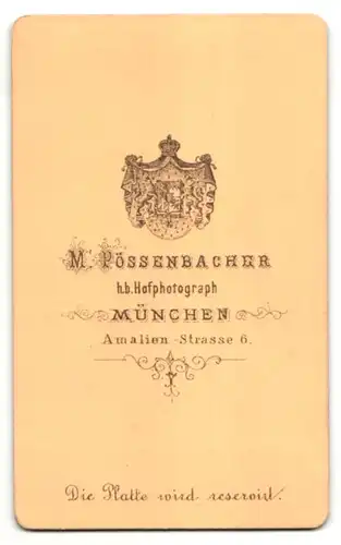 Fotografie M. Pössenbacher, München, Portrait Herr in Anzug mit Vollbart