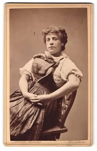 Fotografie Atelier Werner, München, Portrait junge Frau in Tracht