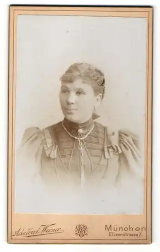 Fotografie Adalbert Werner, München, Portrait junge Frau mit zusammengebundenem Haar