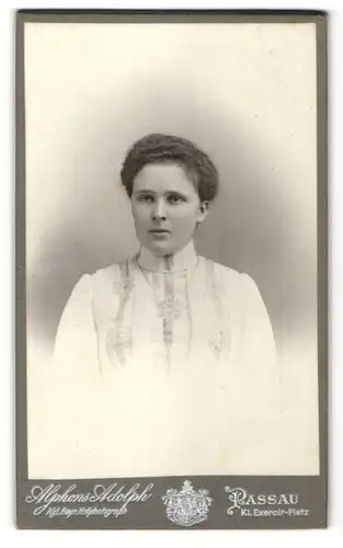 Fotografie Alphons Adolph, Passau, Portrait junge Frau mit zusammengebundenem Haar