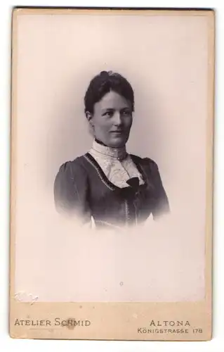 Fotografie Atelier Schmid, Hamburg-Altona, Portrait Dame mit zeitgenöss. Frisur