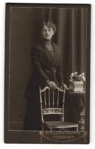 Fotografie Atelier Stremme, Corbach, Portrait junge Frau in festlicher Kleidung